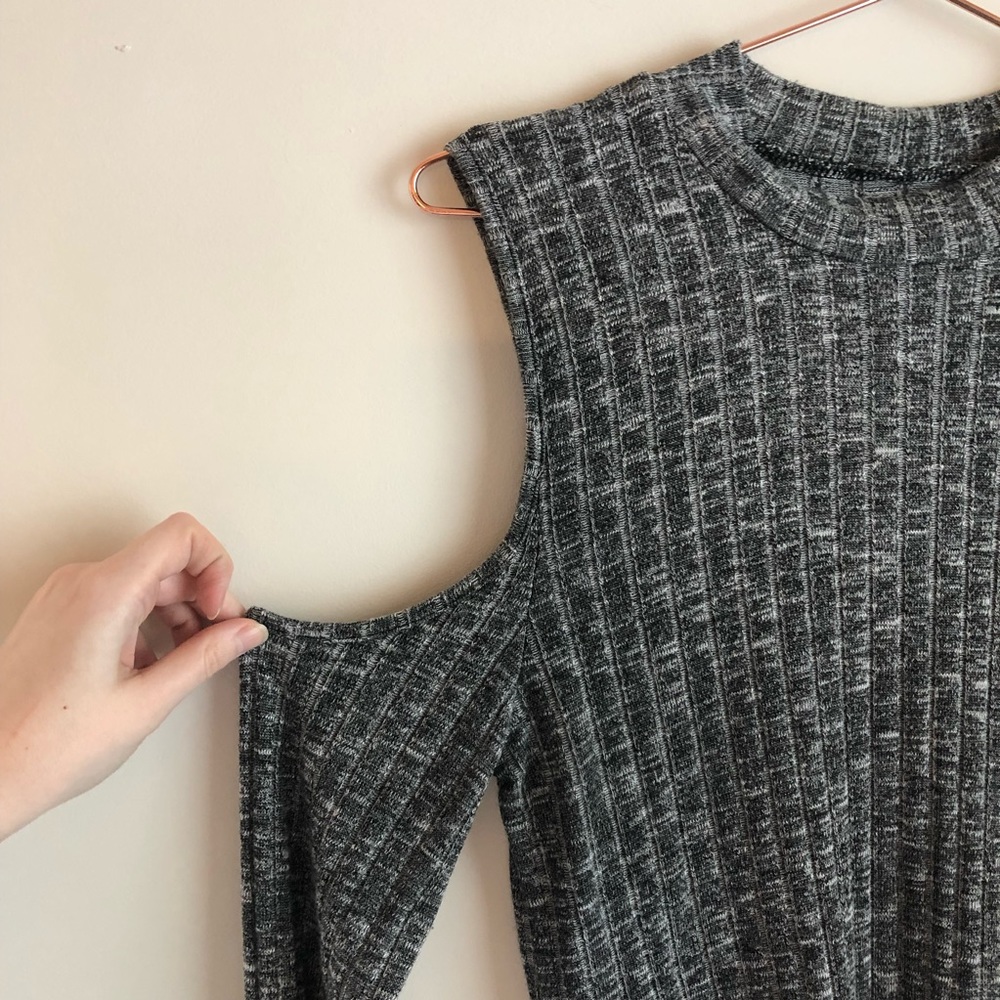 💝EUC Long sleeve cable knit cold shoulder sweater